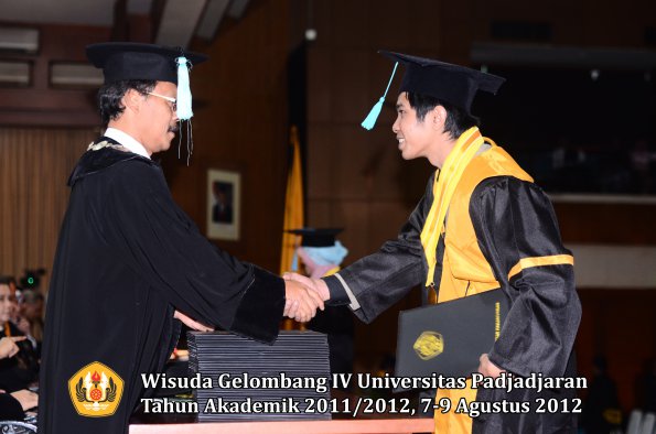 wisuda-unpad-gel-iv-2011_2012-fakultas-ilmu-budaya-oleh-dekan-221