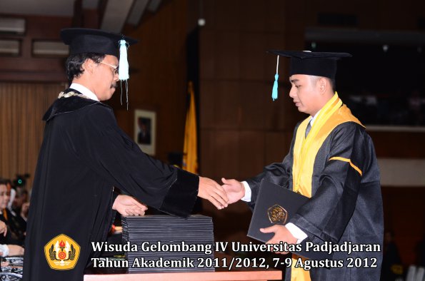 wisuda-unpad-gel-iv-2011_2012-fakultas-ilmu-budaya-oleh-dekan-222