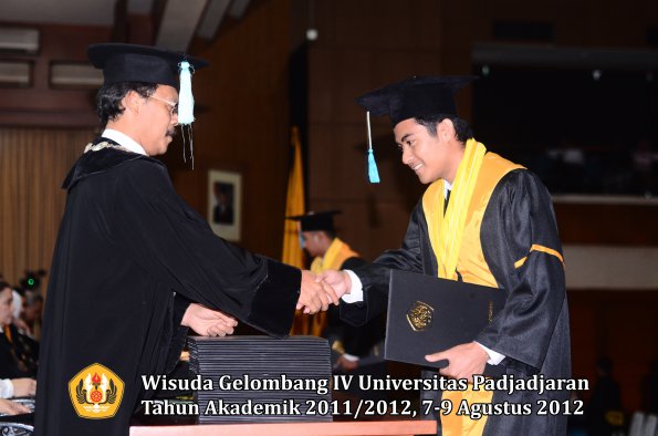 wisuda-unpad-gel-iv-2011_2012-fakultas-ilmu-budaya-oleh-dekan-223