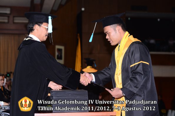 wisuda-unpad-gel-iv-2011_2012-fakultas-ilmu-budaya-oleh-dekan-224