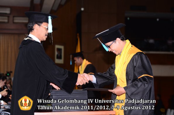 wisuda-unpad-gel-iv-2011_2012-fakultas-ilmu-budaya-oleh-dekan-225