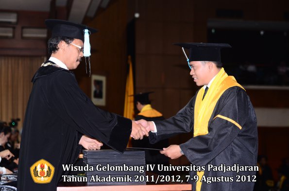 wisuda-unpad-gel-iv-2011_2012-fakultas-ilmu-budaya-oleh-dekan-226