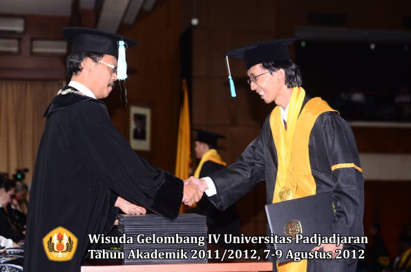 wisuda-unpad-gel-iv-2011_2012-fakultas-ilmu-budaya-oleh-dekan-227