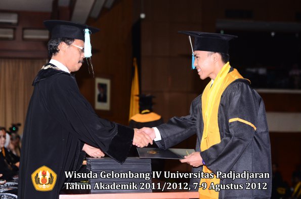 wisuda-unpad-gel-iv-2011_2012-fakultas-ilmu-budaya-oleh-dekan-228