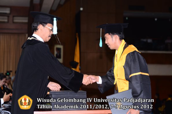 wisuda-unpad-gel-iv-2011_2012-fakultas-ilmu-budaya-oleh-dekan-229