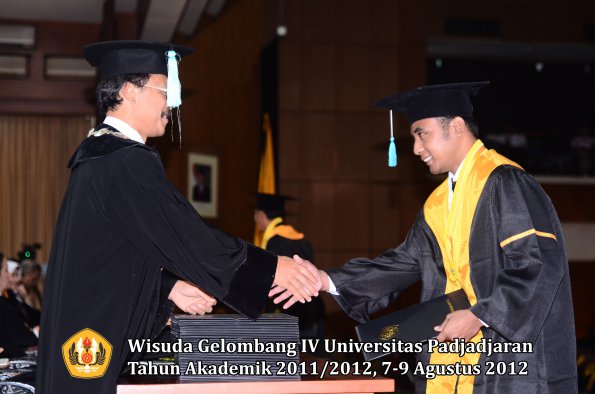 wisuda-unpad-gel-iv-2011_2012-fakultas-ilmu-budaya-oleh-dekan-230