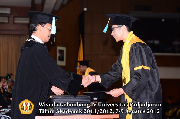 wisuda-unpad-gel-iv-2011_2012-fakultas-ilmu-budaya-oleh-dekan-231