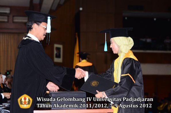 wisuda-unpad-gel-iv-2011_2012-fakultas-ilmu-budaya-oleh-dekan-232