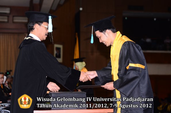 wisuda-unpad-gel-iv-2011_2012-fakultas-ilmu-budaya-oleh-dekan-233