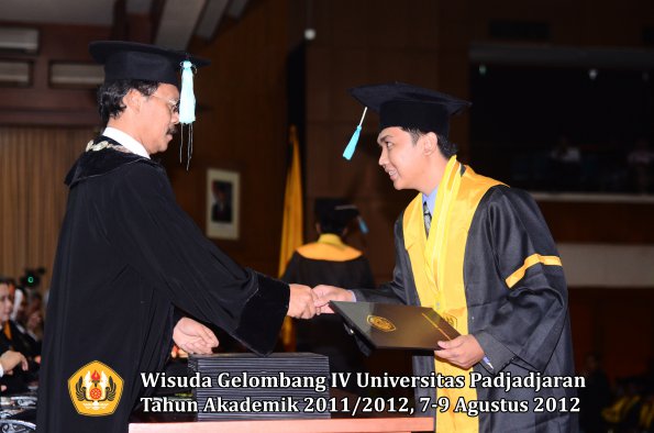 wisuda-unpad-gel-iv-2011_2012-fakultas-ilmu-budaya-oleh-dekan-234