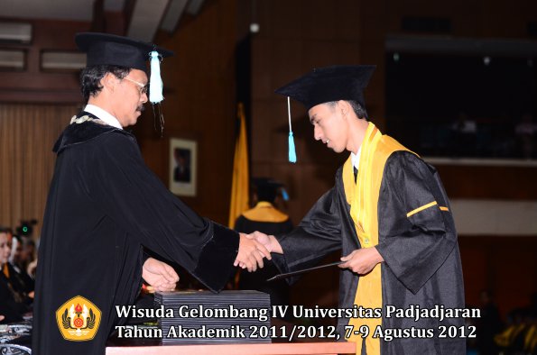 wisuda-unpad-gel-iv-2011_2012-fakultas-ilmu-budaya-oleh-dekan-235