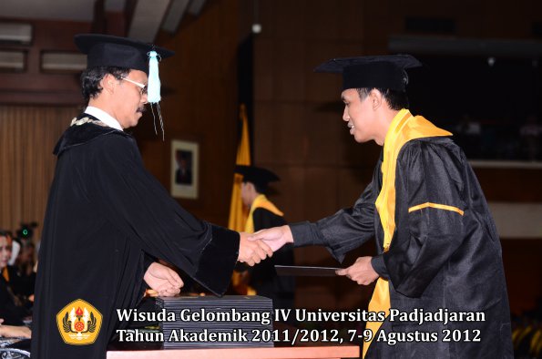 wisuda-unpad-gel-iv-2011_2012-fakultas-ilmu-budaya-oleh-dekan-236