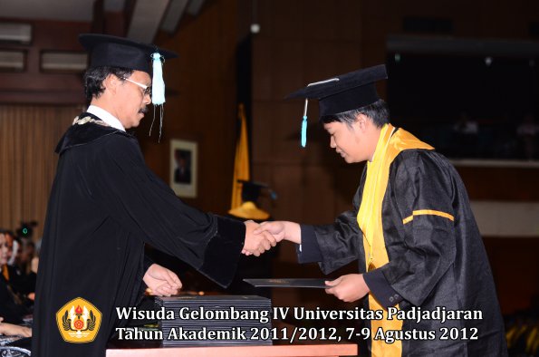 wisuda-unpad-gel-iv-2011_2012-fakultas-ilmu-budaya-oleh-dekan-237