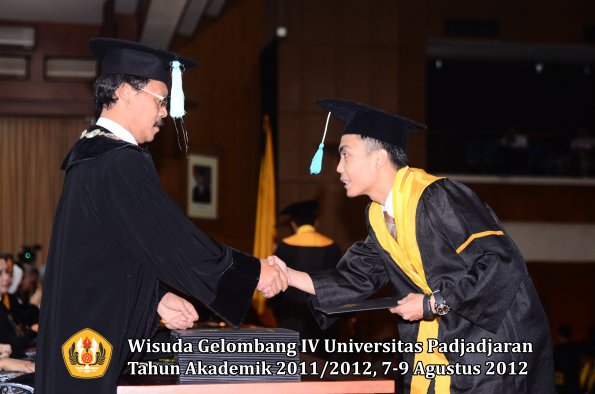 wisuda-unpad-gel-iv-2011_2012-fakultas-ilmu-budaya-oleh-dekan-238