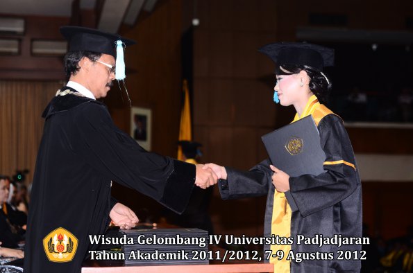 wisuda-unpad-gel-iv-2011_2012-fakultas-ilmu-budaya-oleh-dekan-239