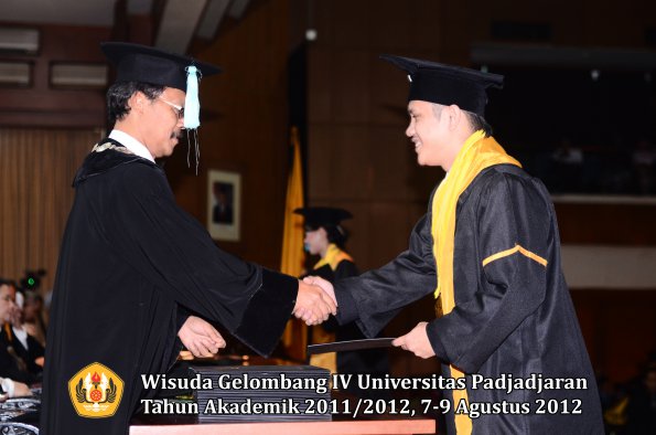 wisuda-unpad-gel-iv-2011_2012-fakultas-ilmu-budaya-oleh-dekan-240