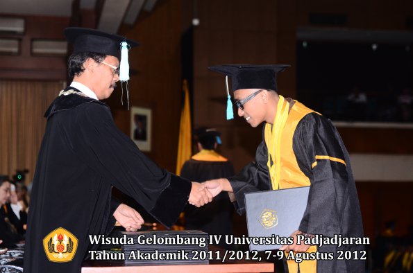 wisuda-unpad-gel-iv-2011_2012-fakultas-ilmu-budaya-oleh-dekan-241