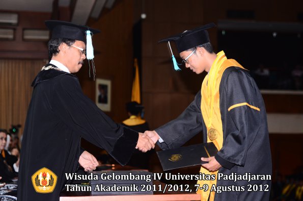 wisuda-unpad-gel-iv-2011_2012-fakultas-ilmu-budaya-oleh-dekan-242