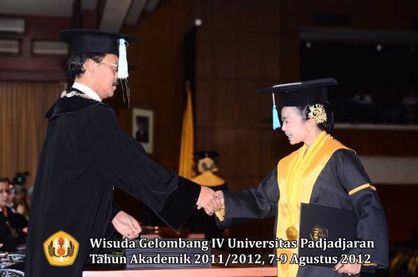 wisuda-unpad-gel-iv-2011_2012-fakultas-ilmu-budaya-oleh-dekan-245