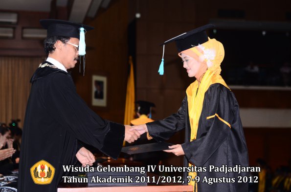 wisuda-unpad-gel-iv-2011_2012-fakultas-ilmu-budaya-oleh-dekan-247