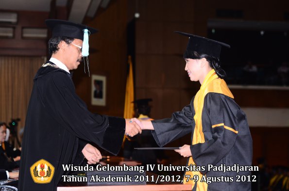 wisuda-unpad-gel-iv-2011_2012-fakultas-ilmu-budaya-oleh-dekan-250