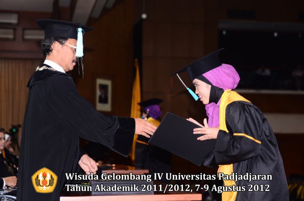 wisuda-unpad-gel-iv-2011_2012-fakultas-ilmu-budaya-oleh-dekan-252