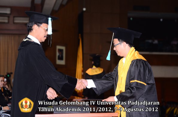 wisuda-unpad-gel-iv-2011_2012-fakultas-ilmu-budaya-oleh-dekan-254