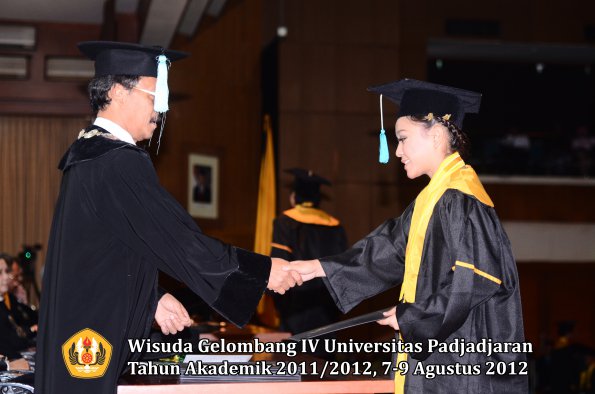 wisuda-unpad-gel-iv-2011_2012-fakultas-ilmu-budaya-oleh-dekan-259