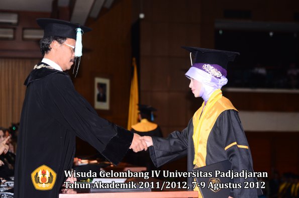 wisuda-unpad-gel-iv-2011_2012-fakultas-ilmu-budaya-oleh-dekan-260