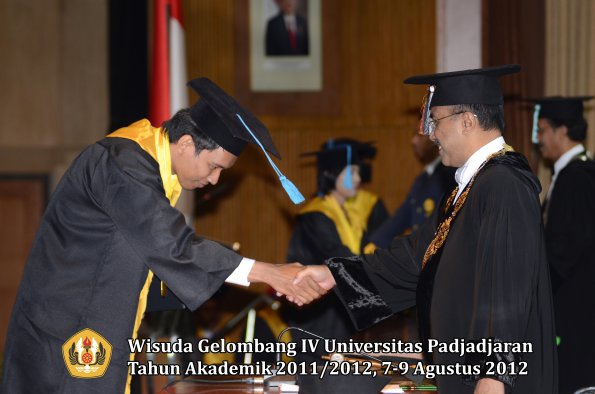 wisuda-unpad-gel-iv-2011_2012-fakultas-ilmu-budaya-oleh-rektor-001