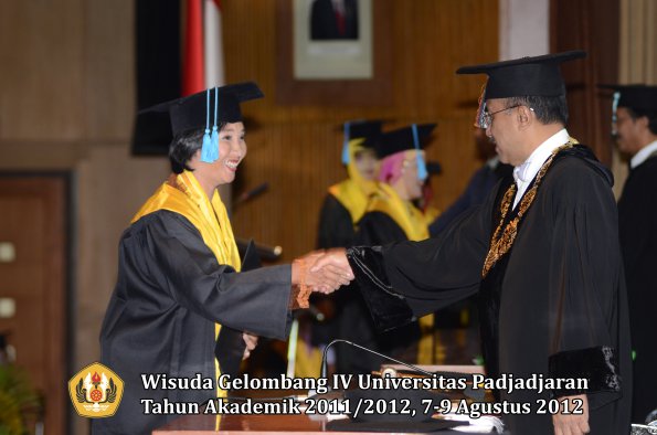 wisuda-unpad-gel-iv-2011_2012-fakultas-ilmu-budaya-oleh-rektor-003