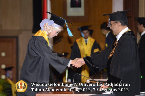 wisuda-unpad-gel-iv-2011_2012-fakultas-ilmu-budaya-oleh-rektor-010