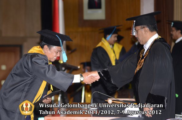 wisuda-unpad-gel-iv-2011_2012-fakultas-ilmu-budaya-oleh-rektor-011