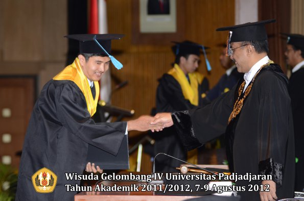 wisuda-unpad-gel-iv-2011_2012-fakultas-ilmu-budaya-oleh-rektor-012