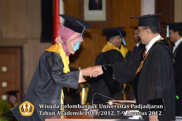 wisuda-unpad-gel-iv-2011_2012-fakultas-ilmu-budaya-oleh-rektor-017