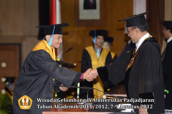 wisuda-unpad-gel-iv-2011_2012-fakultas-ilmu-budaya-oleh-rektor-019