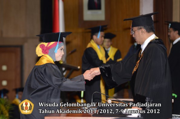 wisuda-unpad-gel-iv-2011_2012-fakultas-ilmu-budaya-oleh-rektor-021