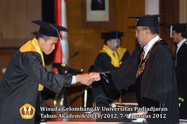 wisuda-unpad-gel-iv-2011_2012-fakultas-ilmu-budaya-oleh-rektor-022