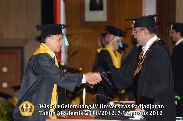 wisuda-unpad-gel-iv-2011_2012-fakultas-ilmu-budaya-oleh-rektor-023