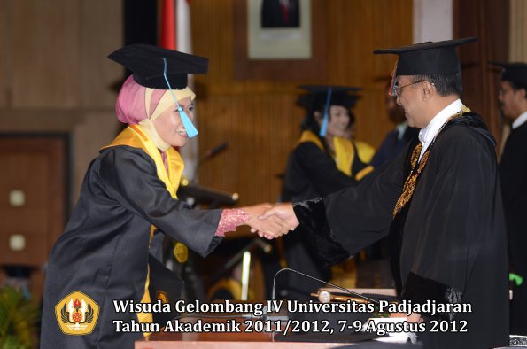 wisuda-unpad-gel-iv-2011_2012-fakultas-ilmu-budaya-oleh-rektor-024