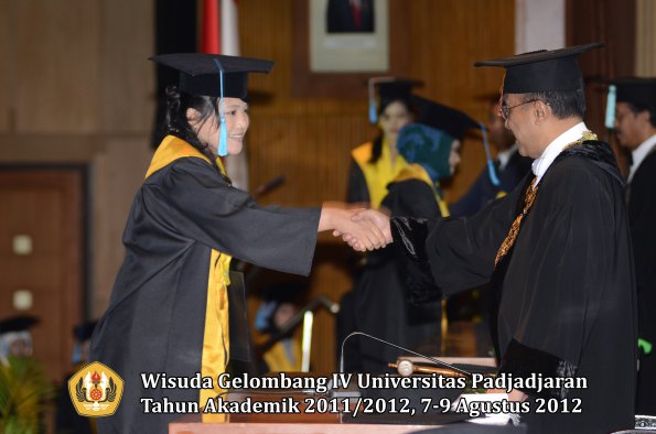 wisuda-unpad-gel-iv-2011_2012-fakultas-ilmu-budaya-oleh-rektor-025