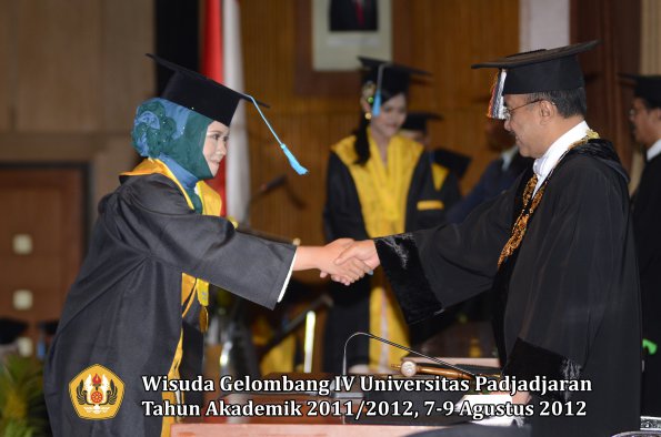 wisuda-unpad-gel-iv-2011_2012-fakultas-ilmu-budaya-oleh-rektor-026