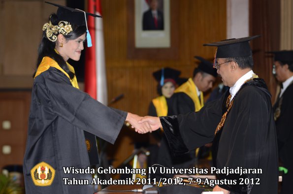 wisuda-unpad-gel-iv-2011_2012-fakultas-ilmu-budaya-oleh-rektor-027