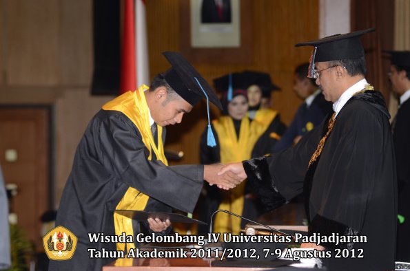 wisuda-unpad-gel-iv-2011_2012-fakultas-ilmu-budaya-oleh-rektor-028