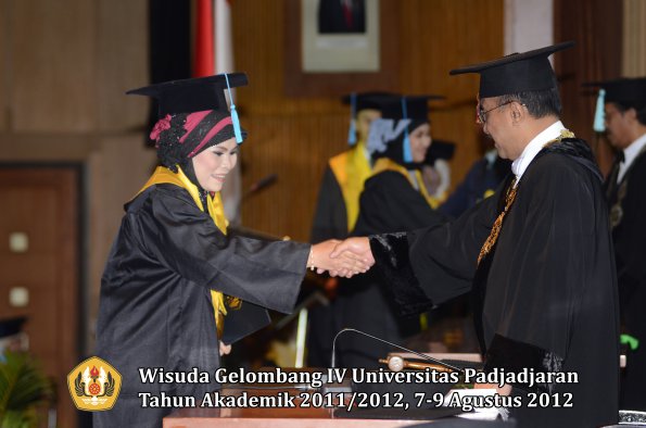 wisuda-unpad-gel-iv-2011_2012-fakultas-ilmu-budaya-oleh-rektor-029