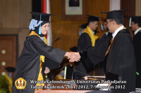 wisuda-unpad-gel-iv-2011_2012-fakultas-ilmu-budaya-oleh-rektor-030