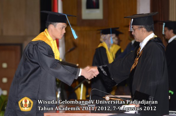 wisuda-unpad-gel-iv-2011_2012-fakultas-ilmu-budaya-oleh-rektor-031