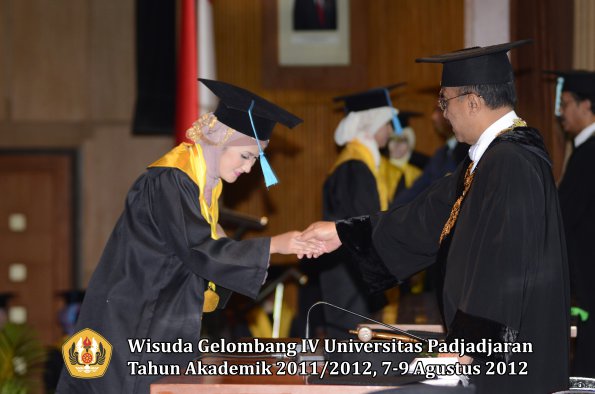 wisuda-unpad-gel-iv-2011_2012-fakultas-ilmu-budaya-oleh-rektor-032