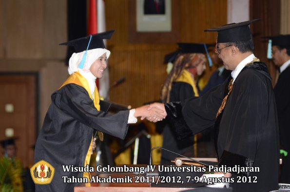 wisuda-unpad-gel-iv-2011_2012-fakultas-ilmu-budaya-oleh-rektor-033