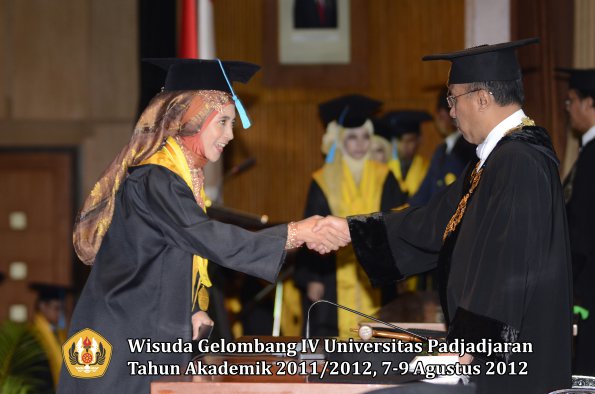 wisuda-unpad-gel-iv-2011_2012-fakultas-ilmu-budaya-oleh-rektor-034